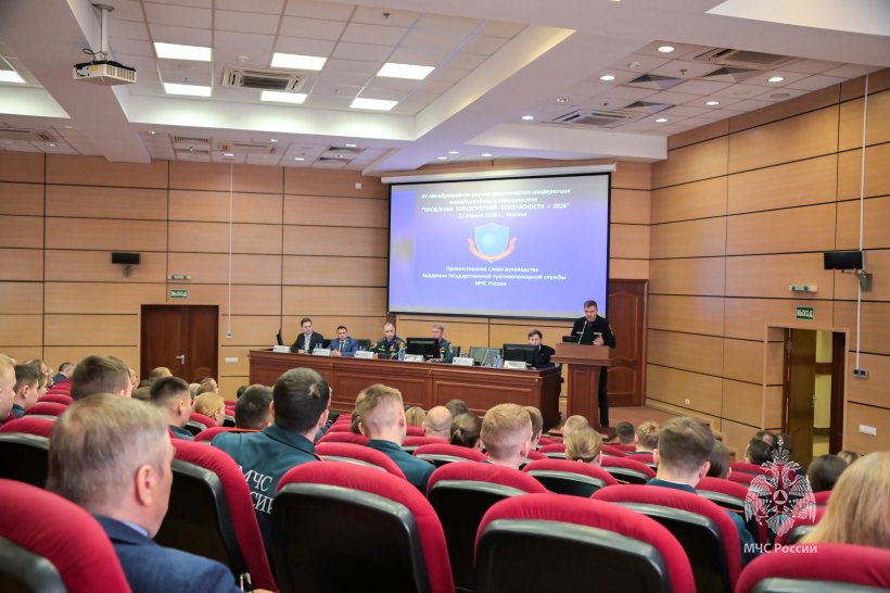 В Академии молодые специалисты обсудили актуальные вызовы безопасности